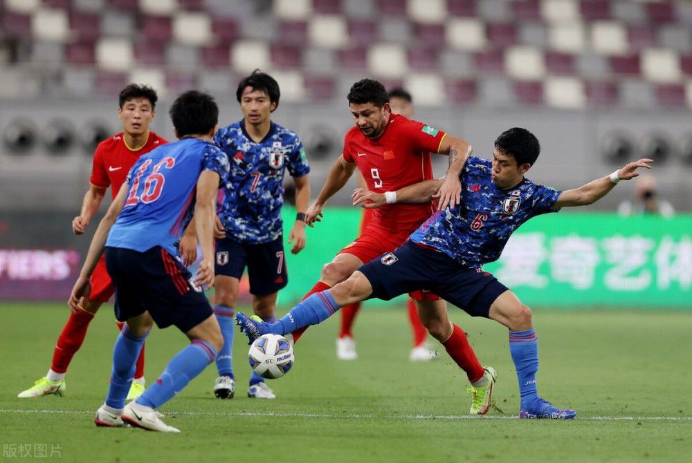 FIFA官方：首届俱乐部世界杯2025年6月15-7月13日举办国际足联理事会今天开会批准首届俱乐部世界杯的各项细节，第一届新版俱乐部世界杯将于2025年6月15日-7月13日在美国举办，共32支球队参加。